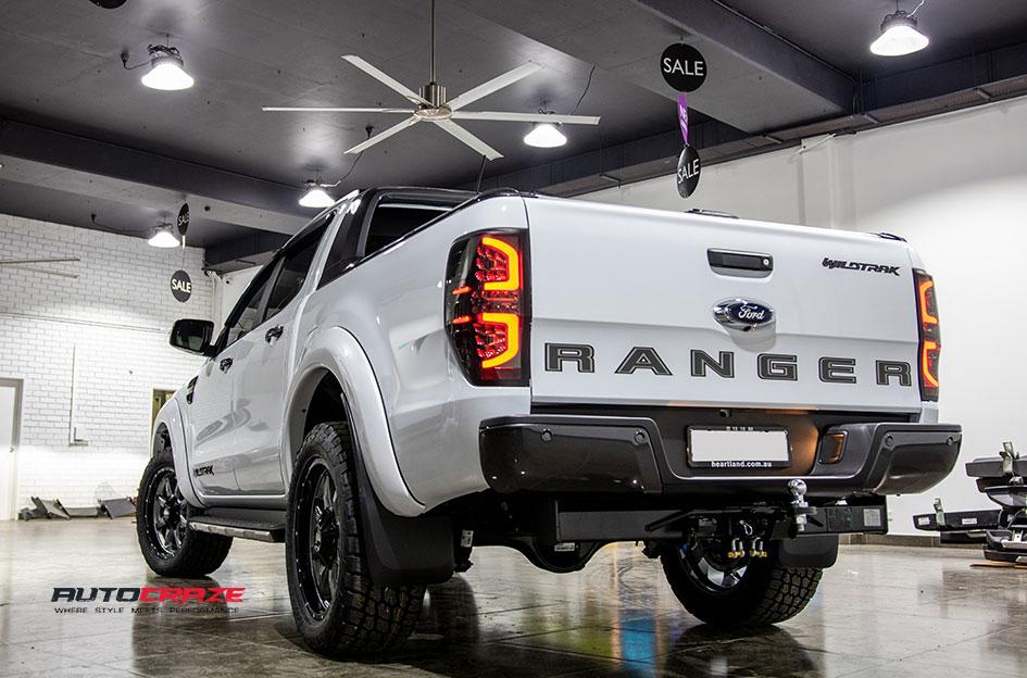 FORD RANGER MO970 GLOSS GREY CENTRE WITH BLACK LIP